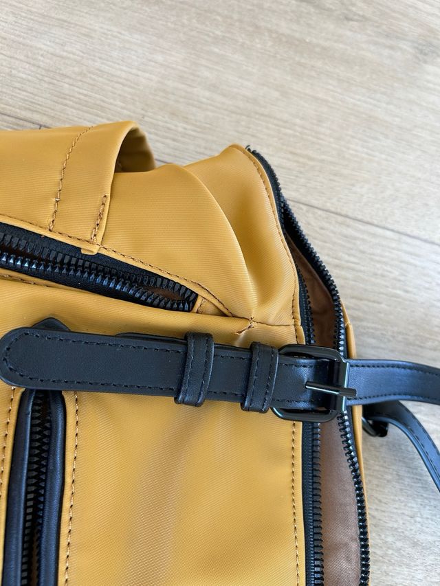 Bolso de hombro mostaza con detalles negros