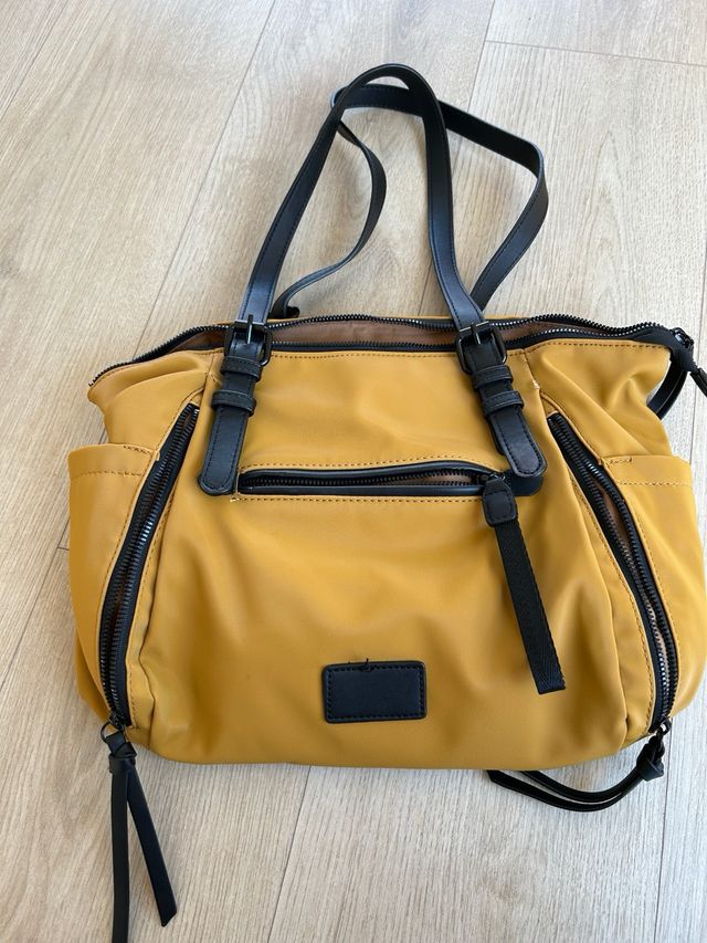 Bolso de hombro mostaza con detalles negros