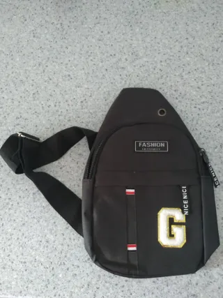 Bolso bandolera negro y gorra a juego