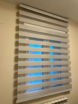 Estor enrollable gris para ventana