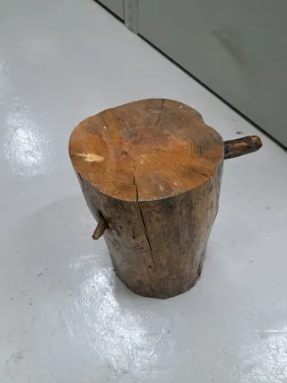 Tocón de madera barnizado