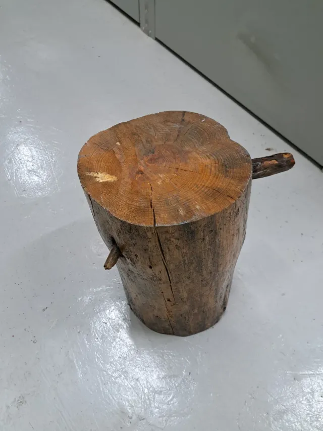 Tocón de madera barnizado