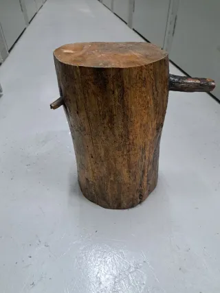 Tocón de madera barnizado