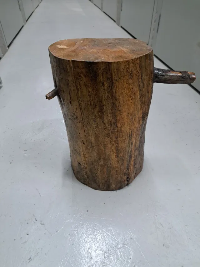 Tocón de madera barnizado