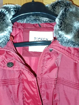 Parka roja con cinturón y cuello de pelo