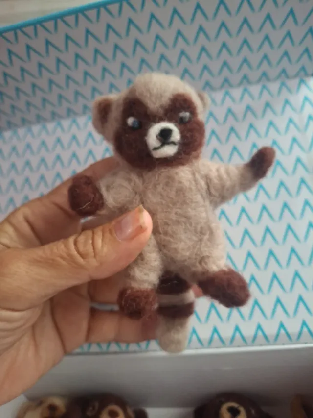 Muñeco mapache de fieltro hecho a mano