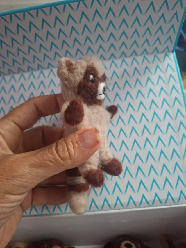 Muñeco mapache de fieltro hecho a mano