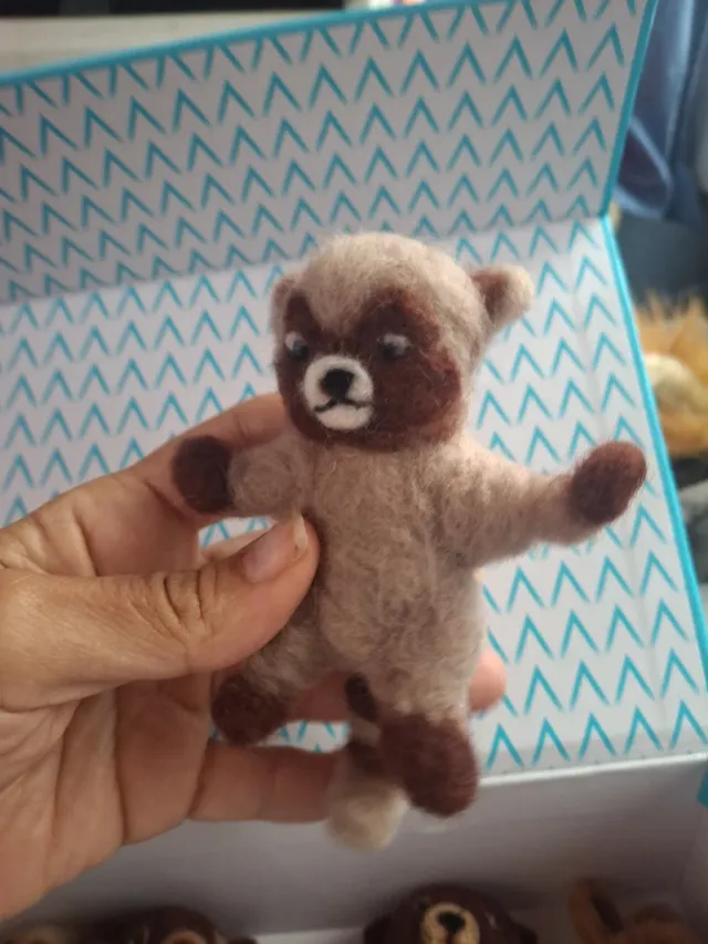 Muñeco mapache de fieltro hecho a mano