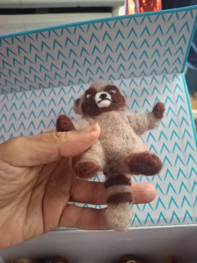 Muñeco mapache de fieltro hecho a mano
