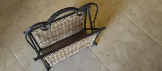 Revistero de metal y mimbre