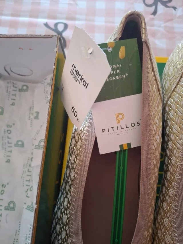 Zapatos Pitillos Beige y Dorado Talla 38