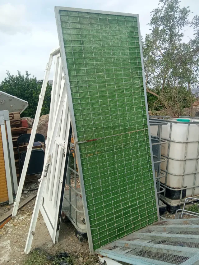 Puerta de hierro sin marco