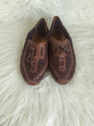 Zapato étnico de piel trenzada