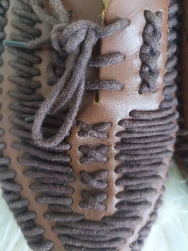 Zapato étnico de piel trenzada