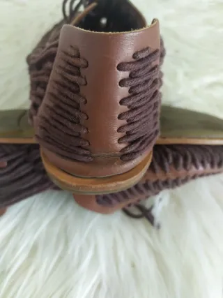 Zapato étnico de piel trenzada