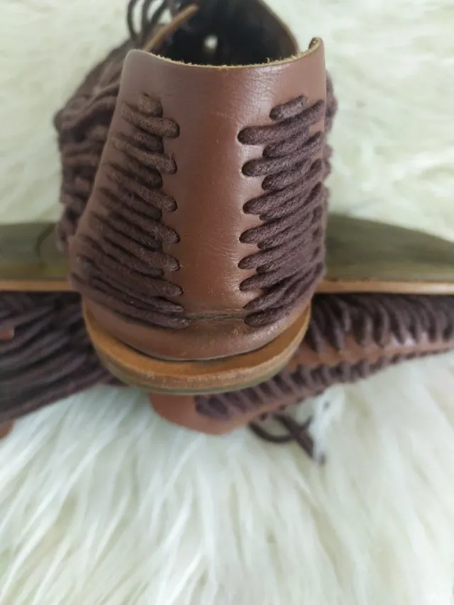 Zapato étnico de piel trenzada
