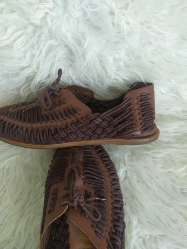 Zapato étnico de piel trenzada