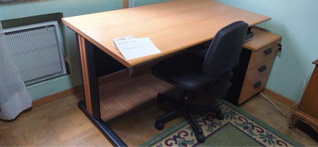 Escritorio con cajonera y silla