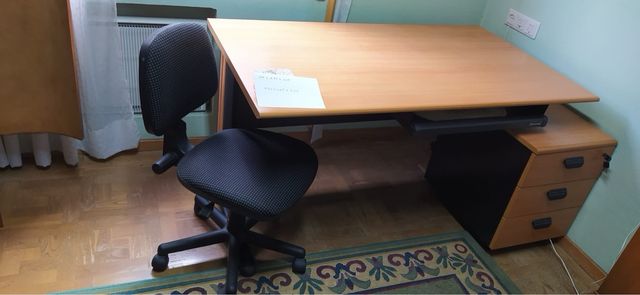 Escritorio con cajonera y silla