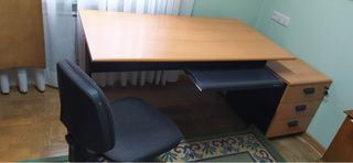 Escritorio con cajonera y silla