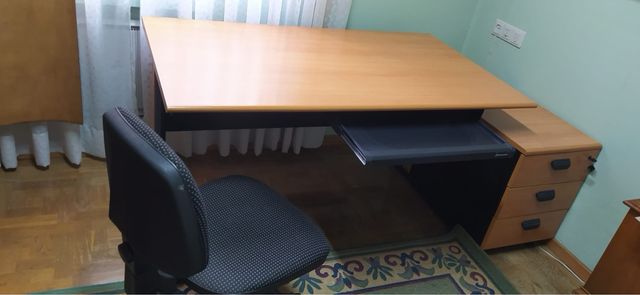 Escritorio con cajonera y silla