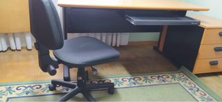 Escritorio con cajonera y silla