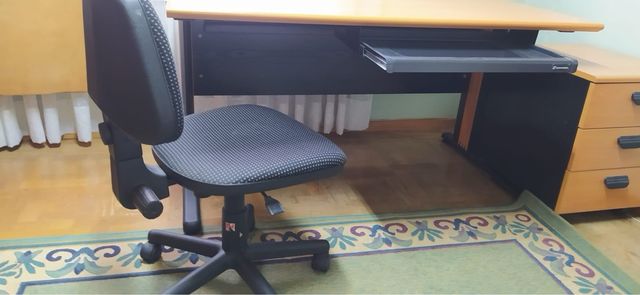 Escritorio con cajonera y silla