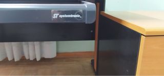 Escritorio con cajonera y silla