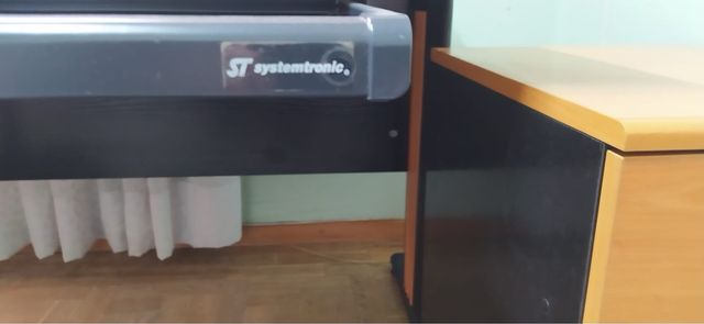 Escritorio con cajonera y silla