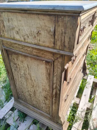 Cómoda antigua con tapa de mármol