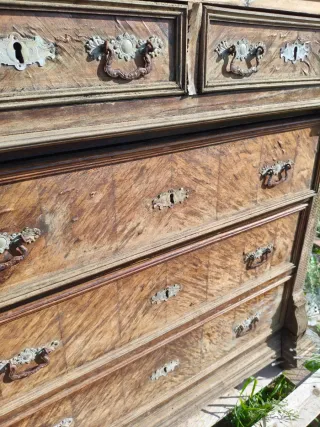 Cómoda antigua con tapa de mármol