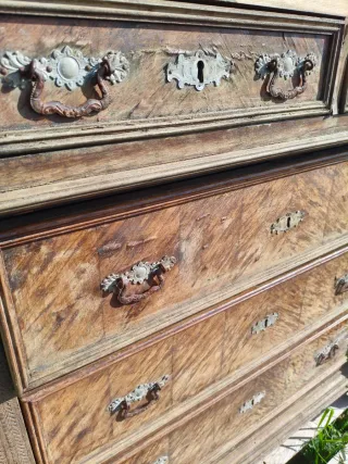 Cómoda antigua con tapa de mármol