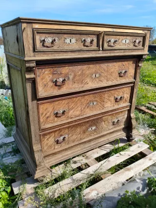 Cómoda antigua con tapa de mármol