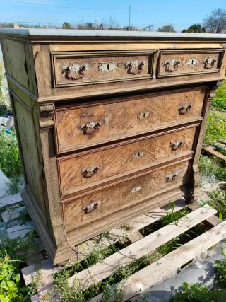 Cómoda antigua con tapa de mármol