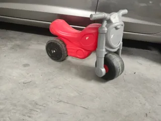 Moto de plástico roja y gris para niños