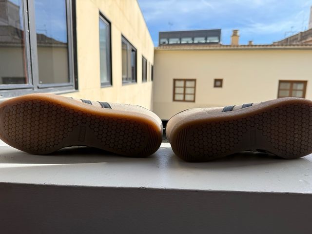 Adidas STDT Beige y Negro Talla 42