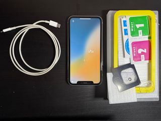 iPhone 11 con accesorios