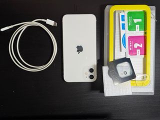 iPhone 11 con accesorios