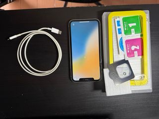 iPhone 11 con accesorios