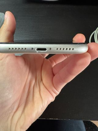 iPhone 11 con accesorios