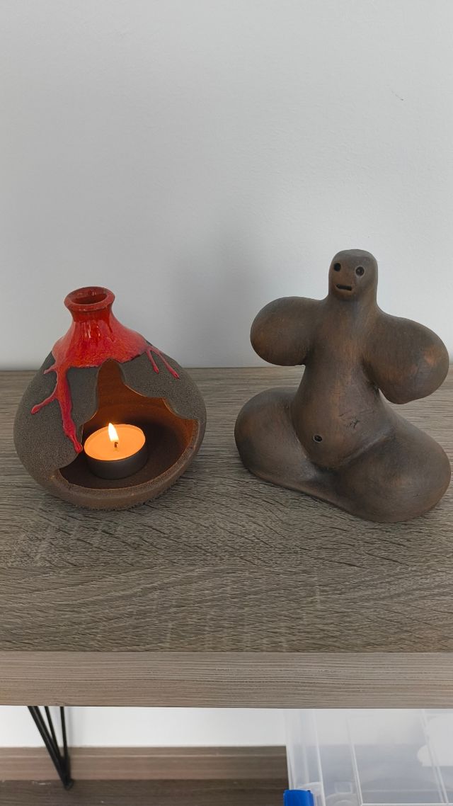 Portavelas de cerámica con diseño volcánico