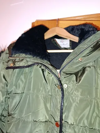 Parka verde con capucha y pelo