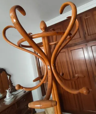 Perchero de madera antiguo