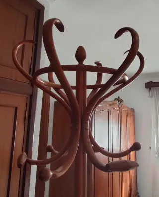 Perchero de madera antiguo