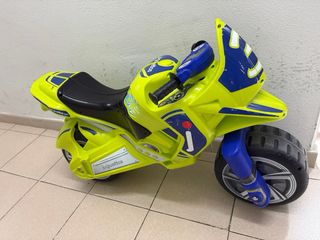 Moto correpasillos amarilla y azul