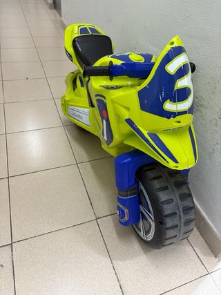 Moto correpasillos amarilla y azul