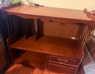 Estantería de madera marrón