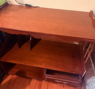 Estantería de madera marrón