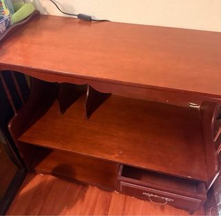 Estantería de madera marrón