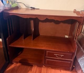 Estantería de madera marrón